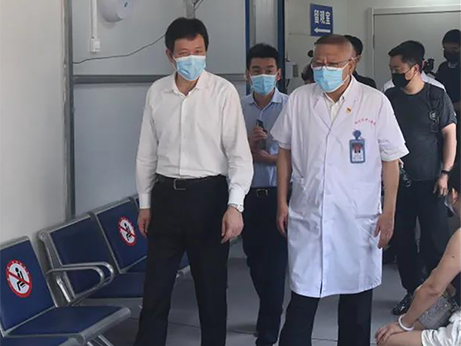 錦州市市委書記靳國衛(wèi)一行到錦州市中心醫(yī)院實地檢查疫情防控、疫苗接種和核酸檢測等工作