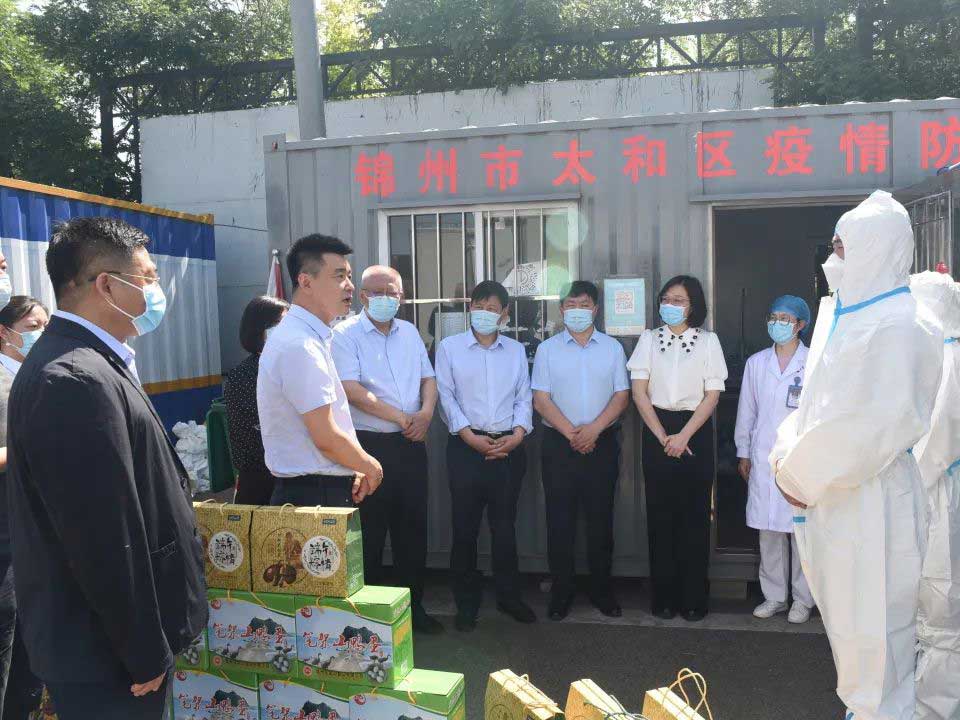 市衛(wèi)健委領(lǐng)導(dǎo)看望慰問(wèn)我院高速西口核酸采樣點(diǎn)醫(yī)務(wù)人員
