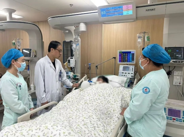 學(xué)科專欄|突發(fā)頭痛不可輕視 切除腫瘤解決病痛——我院神經(jīng)外科腦血管病亞?？祈樌瓿梢焕覀?cè)顳枕入路顱內(nèi)占位切除術(shù)