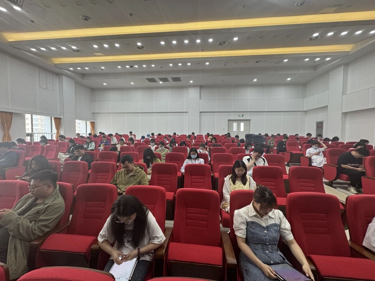住培專欄|以考促學(xué)強基礎(chǔ) 以練提能礪精兵 我院開展2024級住培學(xué)員執(zhí)業(yè)醫(yī)師資格模擬考試考核及培訓(xùn)工作